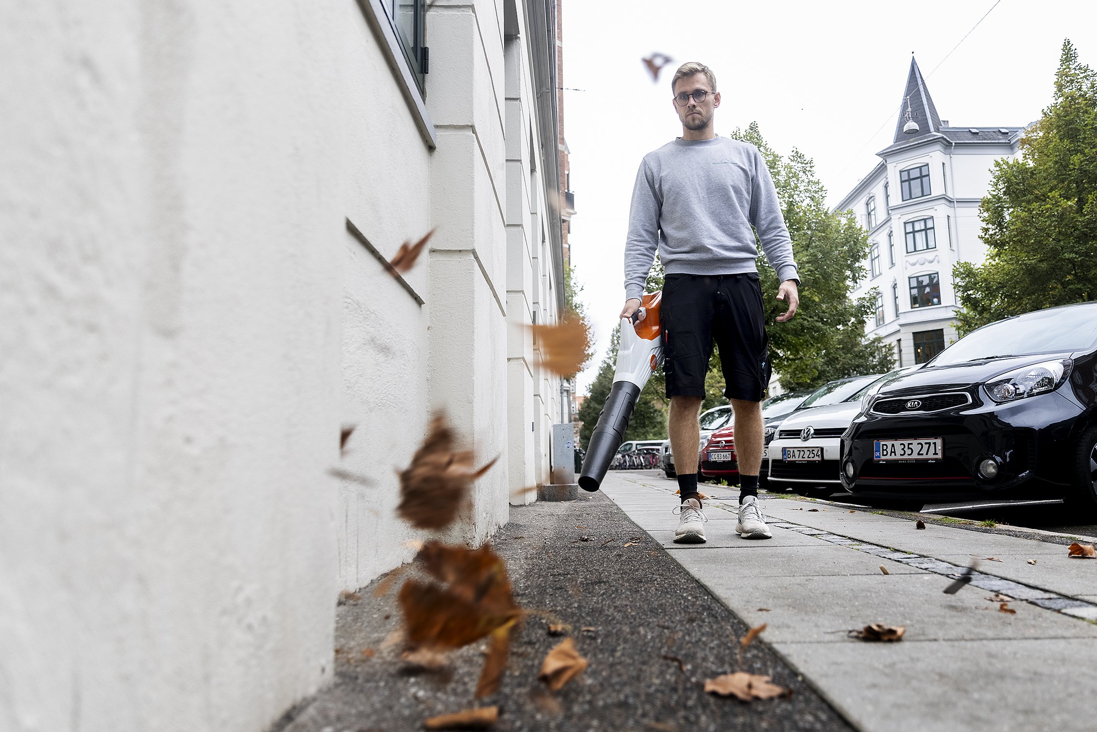 Udendørs renhold med løvblæser